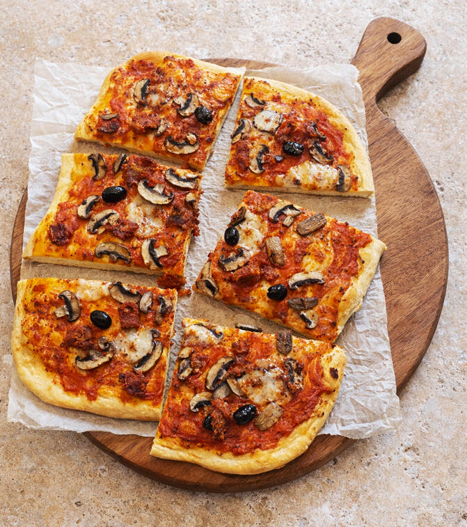 Pizza maison à la mozzarella, aux champignons et aux tomates séchées