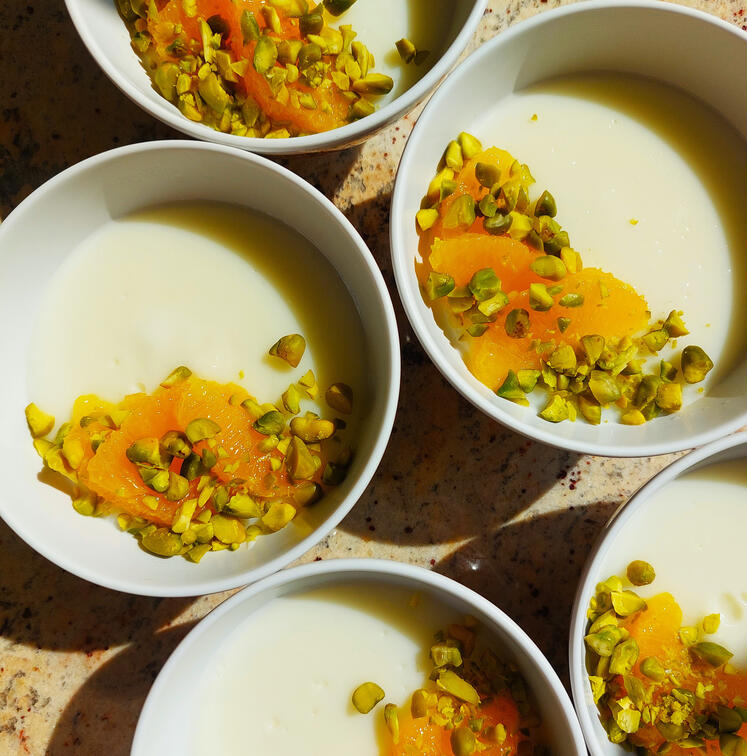 Flan libanais à la fleur d'oranger, suprêmes d'orange et pistaches concassées