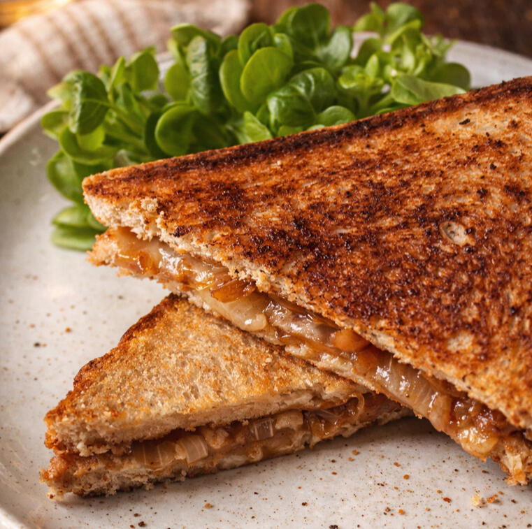 Croque à la poire, chutney d'oignons au balsamique et Fourme d'Ambert
